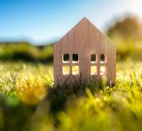 Mini-Holzhaus auf einem sonnenverwöhnten Grundstück in Banská Bystrica, geeignet zum Wohnen.