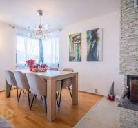 Esszimmer in einem Einfamilienhaus mit Holzboden, Kamin und Wandkunst.