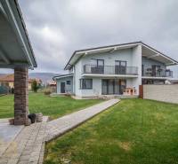 Das Einfamilienhaus in der Krátka-Straße in Spišské Bystré mit gepflegtem Rasen und Unterstand.