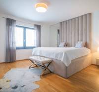 Schlafzimmer im Einfamilienhaus mit Bett, Holzboden und Fellteppich.