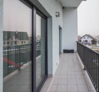 Der Balkon des Einfamilienhauses in der Krátka-Straße in Spišské Bystré mit Fliesen und Glasgeländer.