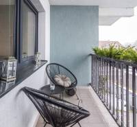 Der Balkon eines Einfamilienhauses mit bequemen Sesseln und einem Tisch, Krátka Straße, Spišské Bystré.