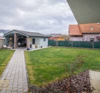 Der Garten beim Einfamilienhaus in der Krátka-Straße in Spišské Bystré mit Pavillon und Gehweg.