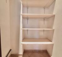 Stauraum mit Regalen und Fliesen in einer 3-Zimmer-Wohnung.