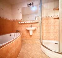 Badezimmer in einer 3-Zimmer-Wohnung mit Badewanne, Dusche und Keramikfliesen.