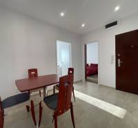 Esstisch und Stühle im Flur einer 3-Zimmer-Wohnung mit Fliesen.