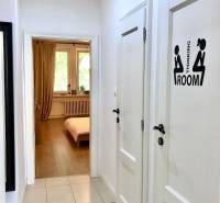 Der Flur in der 2-Zimmer-Wohnung mit weißen Wänden und Fliesen.