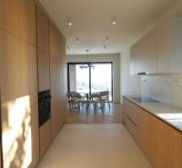 Küche in einer 4-Zimmer-Wohnung mit Holzboden und heller Küchenzeile.