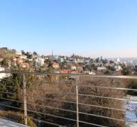 Blick vom Balkon mit Geländer auf die Stadtsilhouette von Bratislava - Altstadt, Broskyňová.