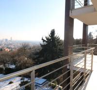Blick auf Bratislava von der Terrasse über der Broskyňová-Straße.