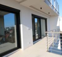 Balkon einer 4-Zimmer-Wohnung in der Broskyňová-Straße, Bratislava - Altstadt, mit modernem Geländer.