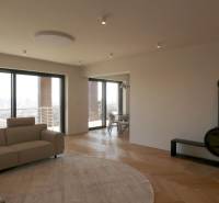 Wohnzimmer mit Sofa, Kamin und Holzboden in einer 4-Zimmer-Wohnung.