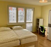 Schlafzimmer mit Doppelbett, Schreibtisch und Boden mit Holzdekor in einer 3-Zimmer-Wohnung.