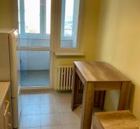 Küche in einer 3-Zimmer-Wohnung mit großen Fenstern, Bartisch und Stühlen.