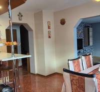 Esszimmer in einem Einfamilienhaus mit Holzelementen, Tisch und Stühlen, heller Innenraum.