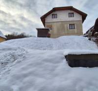 Ein Einfamilienhaus in Ochodnica in der Ochodnická-Straße, bedeckt mit einer Schneedecke.