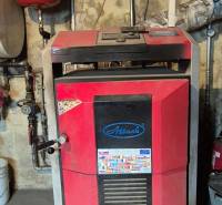 Kessel im Heizraum eines Einfamilienhauses mit technischer Ausstattung.