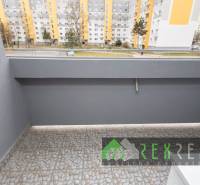 Der Balkon einer 3-Zimmer-Wohnung auf Rúbanisko in Lučenec mit Blick auf das Wohngebiet.