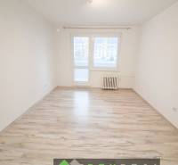 Helles Zimmer mit Holzdekorboden in einer 3-Zimmer-Wohnung.