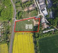 Luftaufnahme von Wohnbaugrundstücken in Trenčianske Teplice, umgeben von Grünflächen.