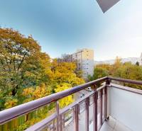 Prenájom kompletne zariadeného 2i bytu s oddelenou kuchyňou, 2 balkónmi a pivnicou na Krížnej ul. v Starom Meste