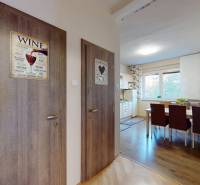 Prenájom kompletne zariadeného 2i bytu s oddelenou kuchyňou, 2 balkónmi a pivnicou na Krížnej ul. v Starom Meste