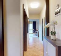 Prenájom kompletne zariadeného 2i bytu s oddelenou kuchyňou, 2 balkónmi a pivnicou na Krížnej ul. v Starom Meste