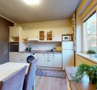 Prenájom kompletne zariadeného 2i bytu s oddelenou kuchyňou, 2 balkónmi a pivnicou na Krížnej ul. v Starom Meste