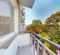 Prenájom kompletne zariadeného 2i bytu s oddelenou kuchyňou, 2 balkónmi a pivnicou na Krížnej ul. v Starom Meste