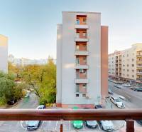 Prenájom kompletne zariadeného 2i bytu s oddelenou kuchyňou, 2 balkónmi a pivnicou na Krížnej ul. v Starom Meste