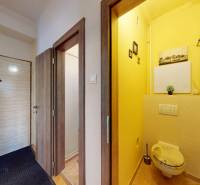 Prenájom kompletne zariadeného 2i bytu s oddelenou kuchyňou, 2 balkónmi a pivnicou na Krížnej ul. v Starom Meste