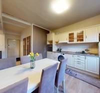 Prenájom kompletne zariadeného 2i bytu s oddelenou kuchyňou, 2 balkónmi a pivnicou na Krížnej ul. v Starom Meste