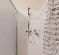 Prenájom kompletne zariadeného 2i bytu s oddelenou kuchyňou, 2 balkónmi a pivnicou na Krížnej ul. v Starom Meste