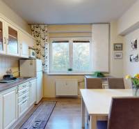 Prenájom kompletne zariadeného 2i bytu s oddelenou kuchyňou, 2 balkónmi a pivnicou na Krížnej ul. v Starom Meste