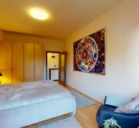 Prenájom kompletne zariadeného 2i bytu s oddelenou kuchyňou, 2 balkónmi a pivnicou na Krížnej ul. v Starom Meste