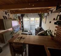 Ein Innenraum mit Holzboden, Küchentheke und gemütlichem Wohnbereich in Lagerhäusern und Hallen.