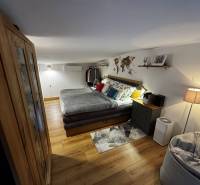 Schlafzimmer mit Holzboden, Bett und Schrank in Lagern und Hallen.