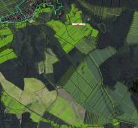 Luftaufnahme von landwirtschaftlichen und forstwirtschaftlichen Flächen in der Umgebung von Nemčinian.