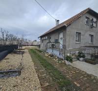 Einfamilienhaus in Hernádkak mit Garten, Kieszufahrt und Holzelementen.