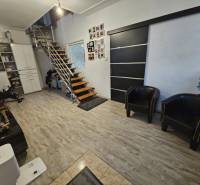 Innenraum eines Einfamilienhauses mit modernen Treppen und einem Boden in Holzoptik.