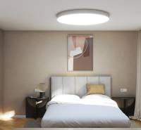 Auf der Straße Špačince, ein Einfamilienhaus mit einem hellen Schlafzimmer, einem Bett, einem Fenster und einem Bild.