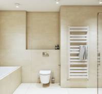 Badezimmer mit Badewanne, hängender Toilette, Rinnenabfluss und weißem Handtuchheizkörper an der Wand.