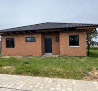 Ein Einfamilienhaus an der M.R. Štefánika in Madunice mit grundlegenden Ziegelmauern und einem dunklen Dach.