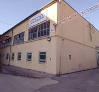 Das Gebäude in der Coburgova-Straße in Trnava, Lager und Hallen, gelbe Außenfassade, Industriearchitektur.