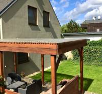 Ein Einfamilienhaus in Bratislava - Devín mit einer Terrasse und einem Außenbereich im Garten.