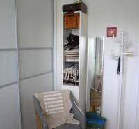 Ein bequemer Sessel mit einem Boden in Holzoptik in einer 3-Zimmer-Wohnung.