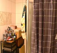 Badezimmer mit Überhang und Stauraum in einer 3-Zimmer-Wohnung.