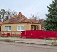 Einfamilienhaus in Nová Ves nad Žitavou in der Straße Nová Ves nad Žitavou mit einem markanten roten Zaun.