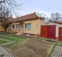 Einfamilienhaus in Nová Ves nad Žitavou in der Straße Nová Ves nad Žitavou mit Garage und Boxsack.