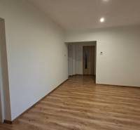 Das Innere eines Einfamilienhauses mit weißen Wänden und einem Boden in Holzoptik.